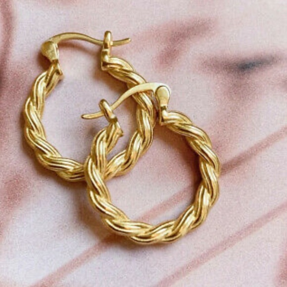 NEW 18k Gold Plated Small hoop Earrings - Picture 4 of 6